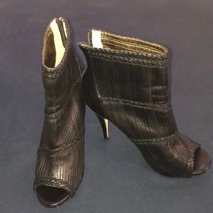 Peep-toes high heels leather booties
